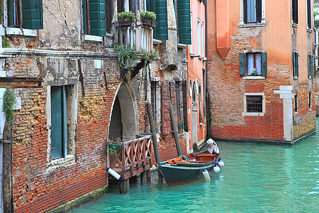 意大利威尼斯的船和老砖屋图片