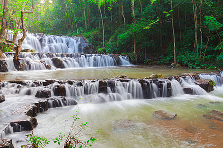 泰国萨拉布里国家公园瀑布丛林木头异国水景公园环境瀑布旅游假期岩石图片