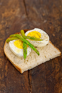 和蛋乡村摄影蛋黄沙拉木头早餐面包蔬菜煮沸盘子图片