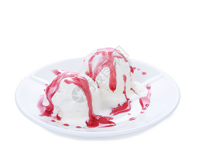 白冰淇淋和红色的盘子上牛奶水果果味白色甜点艺术香草卷曲覆盆子粉色图片