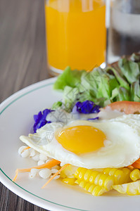 早餐玉米绿色沙拉奶油油炸黄色食物盘子蔬菜白色图片
