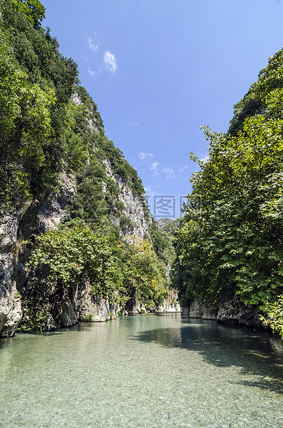 Aacheron泉水峡谷小路旅行溪流国家森林树木海岸支撑水晶异国图片