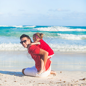 小可爱女孩 和她的年轻父亲 在白沙滩玩得开心婴儿男性享受假期父母孩子成人乐趣女儿家庭图片