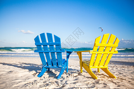 两把木制椅子 在墨西哥白沙滩上的黄色和蓝色热带海滨休息室海滩海景海岸闲暇海洋异国支撑图片