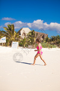 可爱的小女孩在墨西哥白沙滩上奔跑游客假期海岸情调海滩婴儿旅行自由海滨姐姐图片