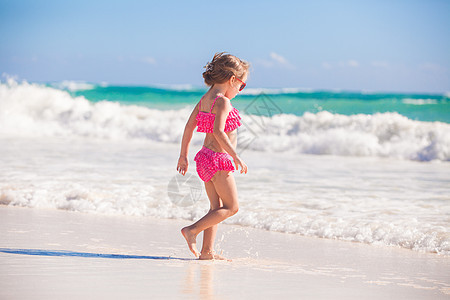 可爱的小女孩在墨西哥白沙滩上行走图片