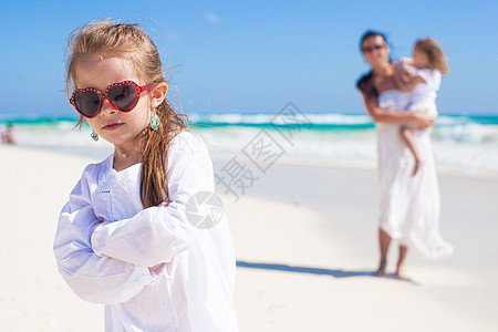 热带海滩背景的可爱女孩和有小妹妹的母亲的肖像 在热带海滩享受海岸情调女士父母女性妈妈海洋幸福成人图片