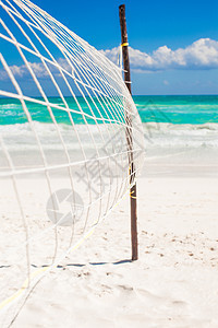 在空的热带异端沙滩上特写排球网场景旅游地平线码头细胞竞赛天空海洋排球游戏图片