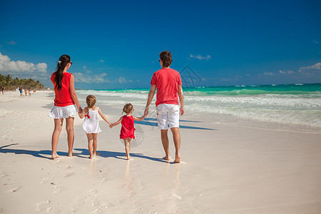 在海滩度假时 四人左右的后视家庭爸爸父亲男性婴儿成人海岸妈妈假期幸福热带图片