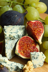 奶酪和无花果蓝色干酪奶制品产品羊乳沙拉食物紫色木板美食图片