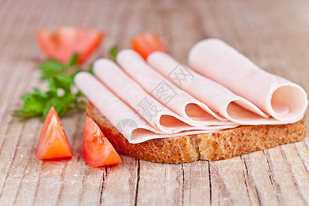 用切片火腿 新鲜西红柿和面食面包包子早餐火鸡香菜小吃乡村美食桌子食物叶子图片