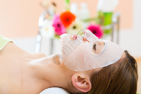 健康     妇女在温泉水里戴面罩女士身体疗法面膜奶油面具口罩清洁打扫水分图片