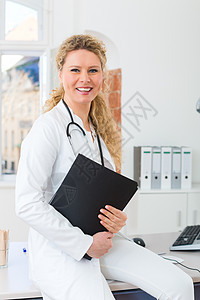 具有测试结果的医生文件或档案材料药品窗户医学键盘办公室保健桌子诊所成人女性图片