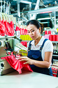 中国一家纺织厂的裁缝女工机器制造业职业劳动工人衣服就业棉线纺织品女裁缝图片