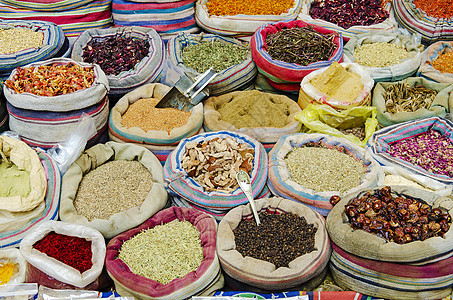 Cairo egypt市场上的混合香料图片