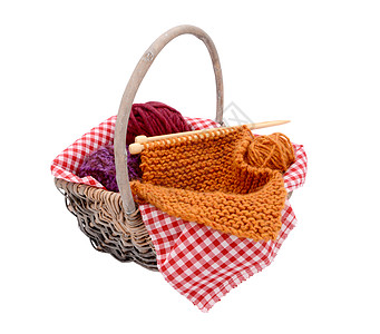 紫色 红和橙色羊毛 在篮子中编织图片