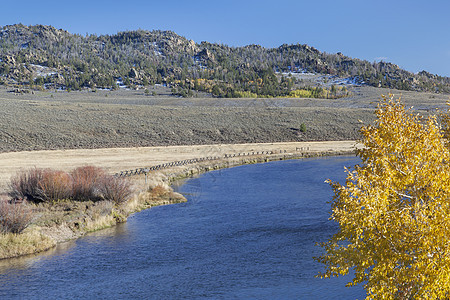 科罗拉多州北普拉特河峡谷北门岩石金子叶子图片