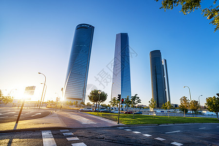 四座现代摩天大楼窗户经济技术太阳建筑日落旅行旅游城市金融图片