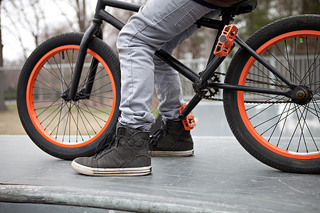 BMX 自行车驾驶机运动牛仔裤男生公园轮胎青年男性闲暇青少年孩子图片