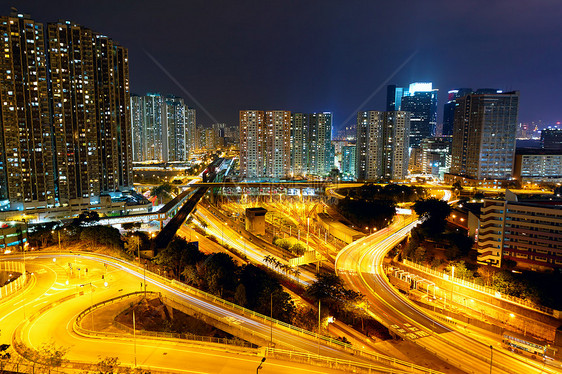 以夜道和高速公路的交通场景车辆汽车市中心旅行天际景观蓝色城市公共汽车图片