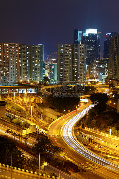 以夜道和高速公路的交通场景街道旅行运输天际汽车地标速度车辆城市图片