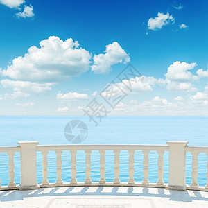 从阴云下阳台向海看旅游旅行海洋青色晴天空气阳光艺术酒店风景图片