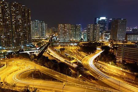 以夜道和高速公路的交通公共汽车场景地标运动城市蓝色天际市中心车辆速度图片