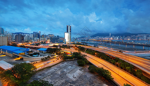 在阴暗的夜里 城市的高速公路桥商业经济办公室日落车站景观旅游天空港口摩天大楼图片