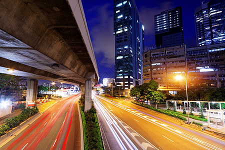 夜间用模糊的灯光在城市中移动汽车建筑日落交通景观运输公共汽车驾驶商业运动建筑学图片