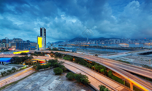 在阴暗的夜里 城市的高速公路桥建筑摩天大楼港口地标公共汽车车站商业顶峰景观蓝色图片