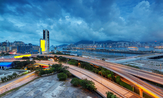 在阴暗的夜里 城市的高速公路桥建筑摩天大楼港口地标公共汽车车站商业顶峰景观蓝色图片