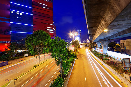 夜间用模糊的灯光在城市中移动汽车景观天际交通运动建筑学摩天大楼日落公共汽车运输驾驶图片