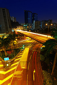 夜间的灯光交通小道公共汽车场景运动景观建筑蓝色汽车车辆建筑学戏剧性图片