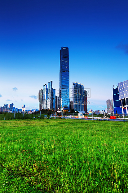 日落时现代建筑 香港风暴广告牌运动市中心汽车夜生活商业台风城市天际图片