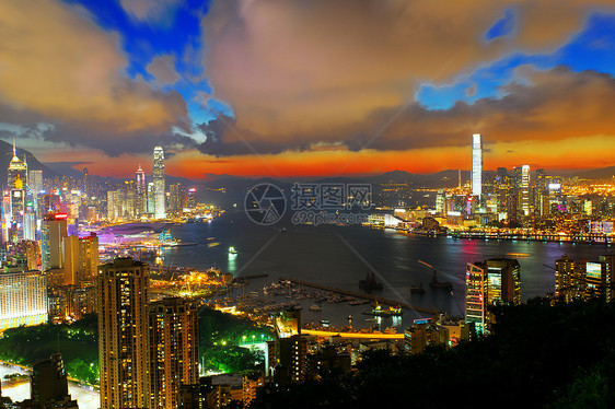 香港日落时的办公大楼蓝色景观旅行旅游摩天大楼建筑反射天际商业天空图片