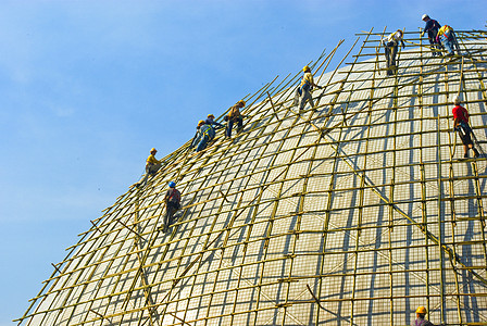 特写建筑工人在S楼上架起脚手架建设者男性工人男人构造金属日光框架安全工作图片