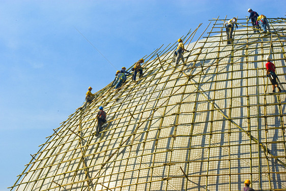 特写建筑工人在S楼上架起脚手架建设者男性工人男人构造金属日光框架安全工作图片