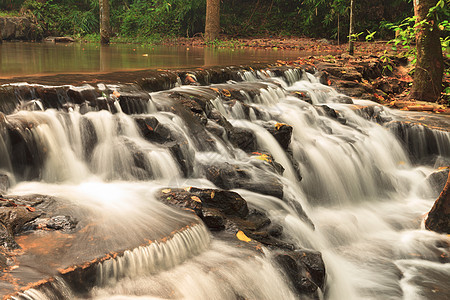 泰国萨拉布里国家公园瀑布环境溪流岩石石头水景公园异国木头瀑布荒野图片