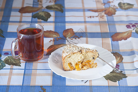 盘子里有杏子派 茶杯加茶蛋糕甜点面包水果款待服务橙子蔬菜美食肉桂图片