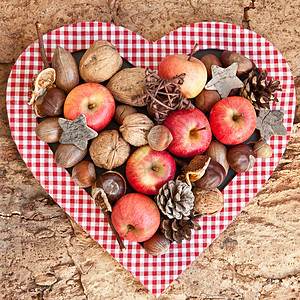 带有坚果和苹果的背景礼物桦木收成正方形乡村心形水果胡桃展示松果图片