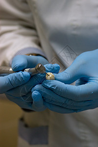 修复假牙的牙科外科医生技术员牙列钻头实验室保健钻孔卫生做工药品活动图片