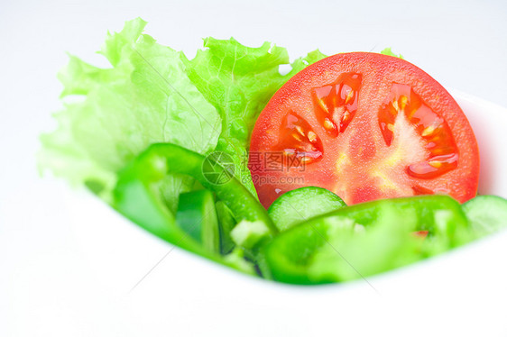 白边隔绝的碗里有生菜 番茄 黄瓜和胡椒红色小吃盘子绿色草药叶子沙拉蔬菜食物饮食图片