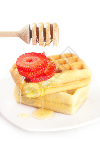 比利时的华夫饼和草莓放在盘子上 粘贴蜂蜜和美食晶圆小吃食物环境饼干水果早餐蛋糕液体图片