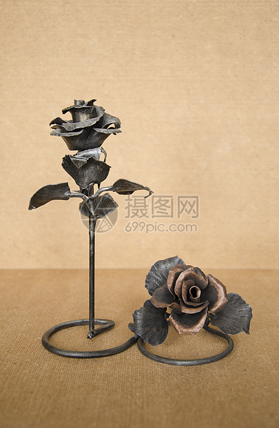 两种礼物以手铸玫瑰形式成品的两件礼品的组成图片