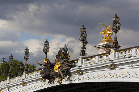 亚历山大三桥 法国巴黎 法国奥尔德法州巴黎雕像建筑学城市艺术建筑旅游多云雕塑晴天路灯图片