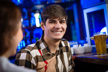酒吧一位年轻人的肖像辩论男人酒精啤酒套装夜生活俱乐部娱乐闲暇玻璃图片