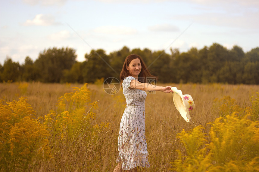 拥有田地的年轻妇女喜悦成人幸福女性裙子小麦天空女士头发太阳图片