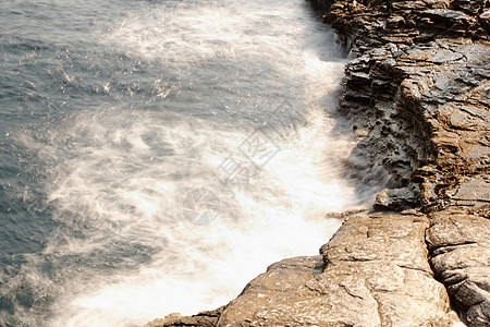 岩石海滩和巨浪海浪天空石头波浪晴天海洋蓝色海岸线风景海岸图片