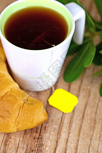 茶杯和新鲜的羊角面包植物乡村食物液体甜点小吃木头脆皮杯子糕点图片