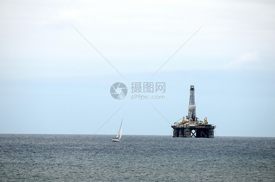 石油平台起重机海洋天空商业炼油厂钻头勘探矿业工业工程图片